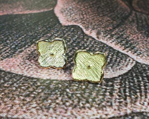 Yellow gold earrings from our Japonais series. 'Kamon' flowers. Oogst goldsmith Amsterdam