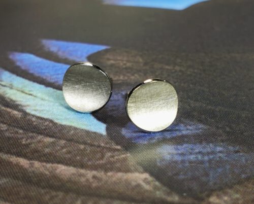 Witgouden oorstekers Cirkels. White gold earstuds Circle. Design by Oogst. Goudsmeden Amsterdam
