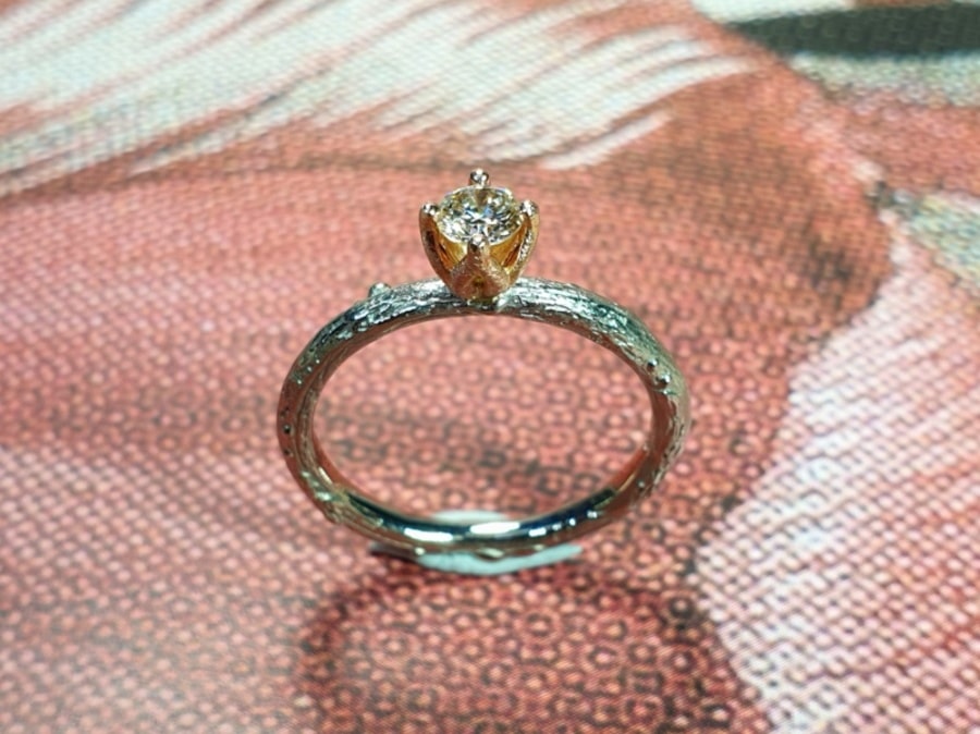 Verlovingsring witgouden takje met diamant in roodgouden chaton. Boomgaard. Engagement ring white gold twig with diamond and rose gold setting. orchard. Design by Oogst Goudsmid Amsterdam