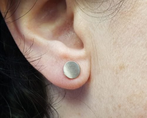 Witgouden oorstekers Cirkels. White gols earstuds Circle. Design by Oogst. Goudsmid Amsterdam
