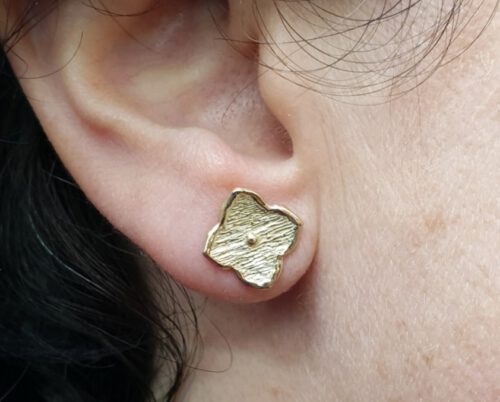 Yellow gold earrings from our Japonais series. 'Kamon' flowers. Oogst goldsmith Amsterdam