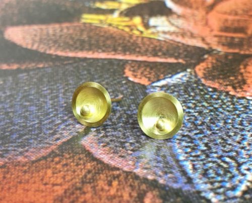 Geelgouden oorbellen, kommetjes met besje. yellow gold earstuds, circle with berry. Oogst goudsmid Amsterdam