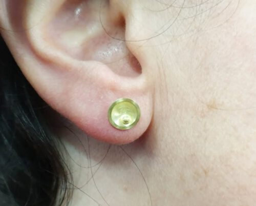 Geelgouden oorbellen, kommetjes met besje. yellow gold earstuds, circle with berrie. Oogst goudsmid Amsterdam