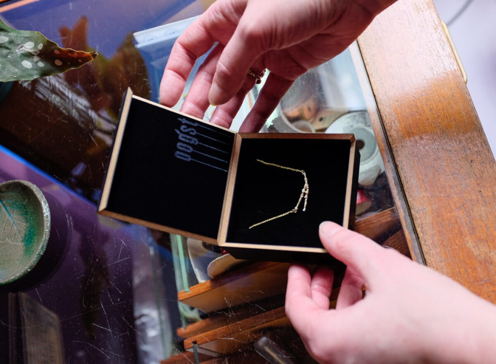 Goudsmid atelier Oogst Amsterdam, sieraden inpakken in een mooi doosje.