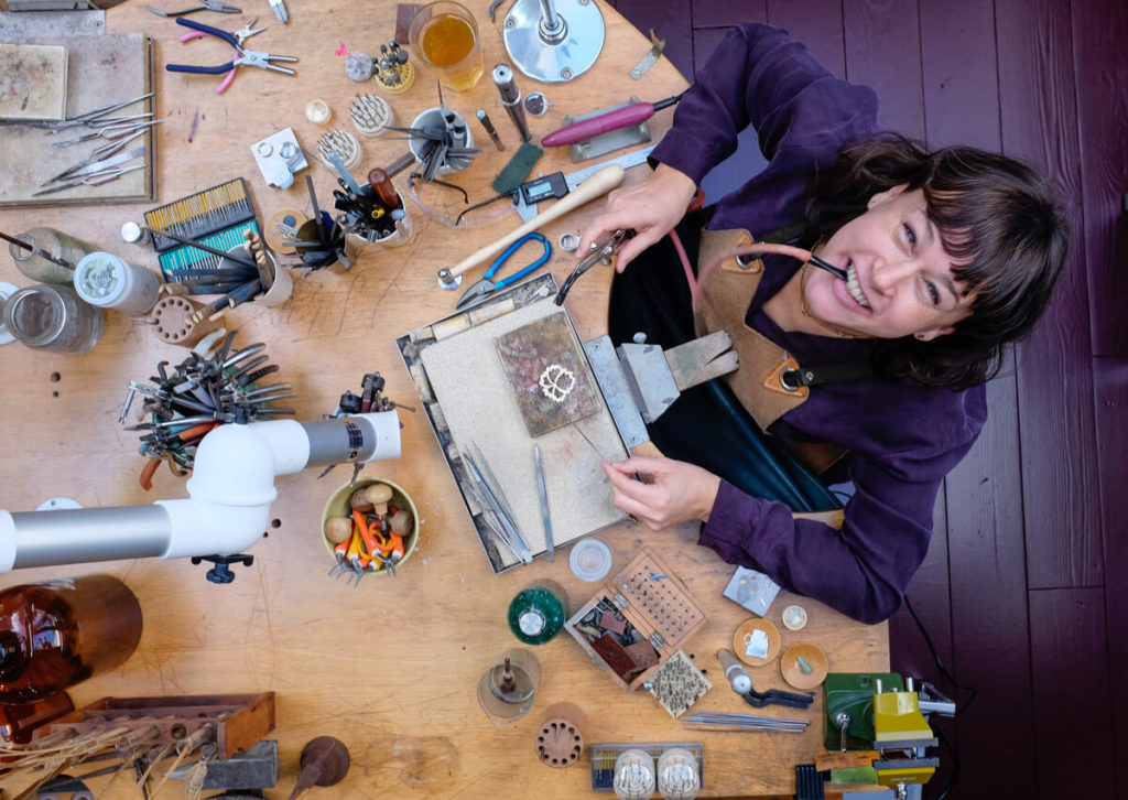 Goudsmid aan het werk. Kijkje in het atelier van Oogst in Amsterdam. Gereedschap en werkzaamheden van de goudsmid. Solderen van een speld.