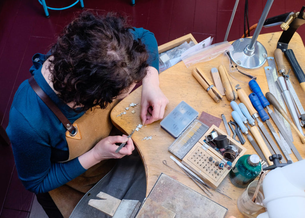 Goudsmid aan het werk. Kijkje in het atelier van Oogst in Amsterdam. Gereedschap en werkzaamheden van de goudsmid.