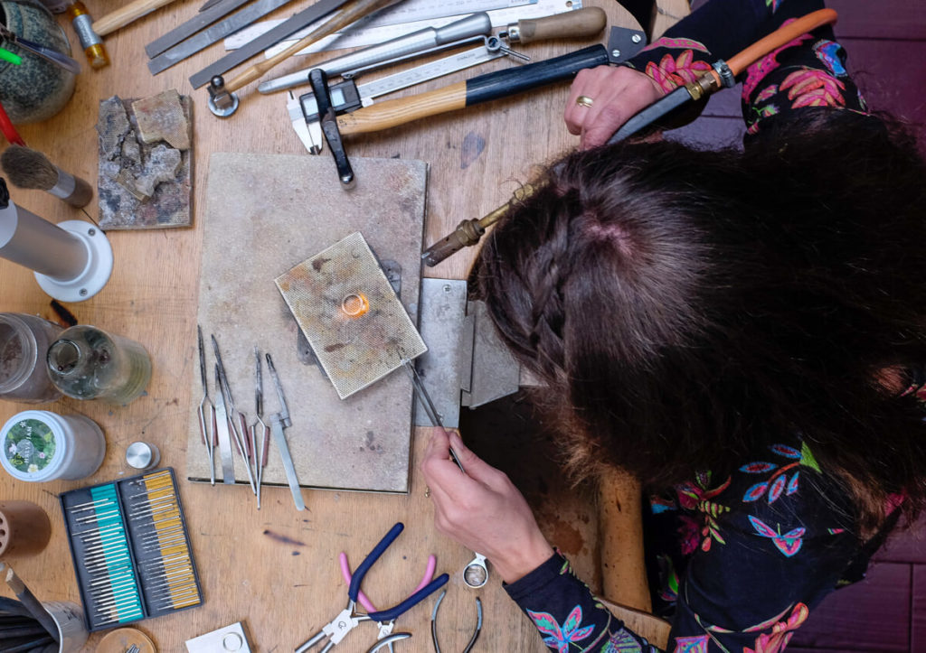 Solderen. Kijkje in het atelier van Oogst in Amsterdam. Gereedschap en werkzaamheden van de goudsmid. 