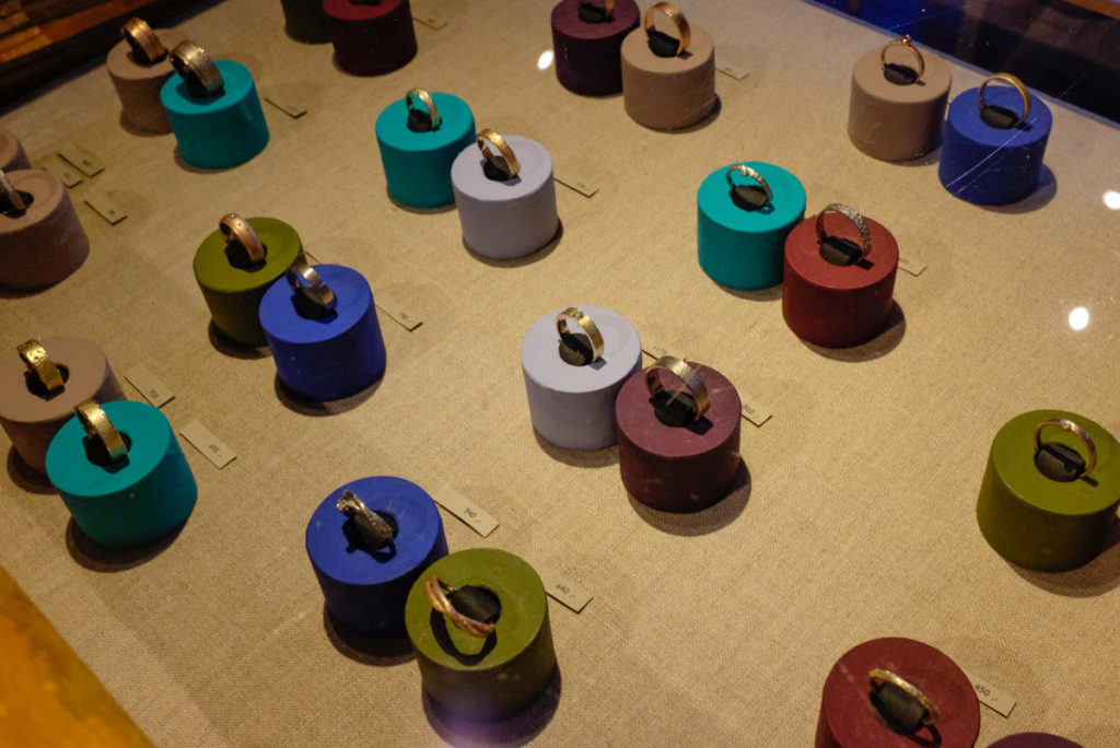Goudsmid atelier Oogst Amsterdam, sieraden en trouwringen in de etalage