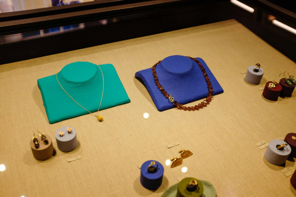 In de winkel met atelier van Oogst Goudsmeden in Amsterdam, zie je handgemaakte unieke sieraden in de vitrines.