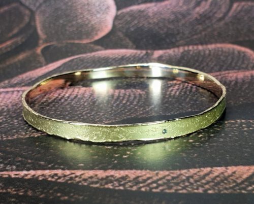 Armband Erosie, geelgouden structuur rinkelband met diamant. Yellow gold bangle Erosion, textured band with diamonds. Oogst goudsmid Amsterdam. Independent jewellery designer.