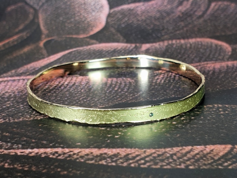Armband Erosie, geelgouden structuur rinkelband met diamant. Yellow gold bangle Erosion, textured band with diamonds. Oogst goudsmid Amsterdam. Independent jewellery designer.