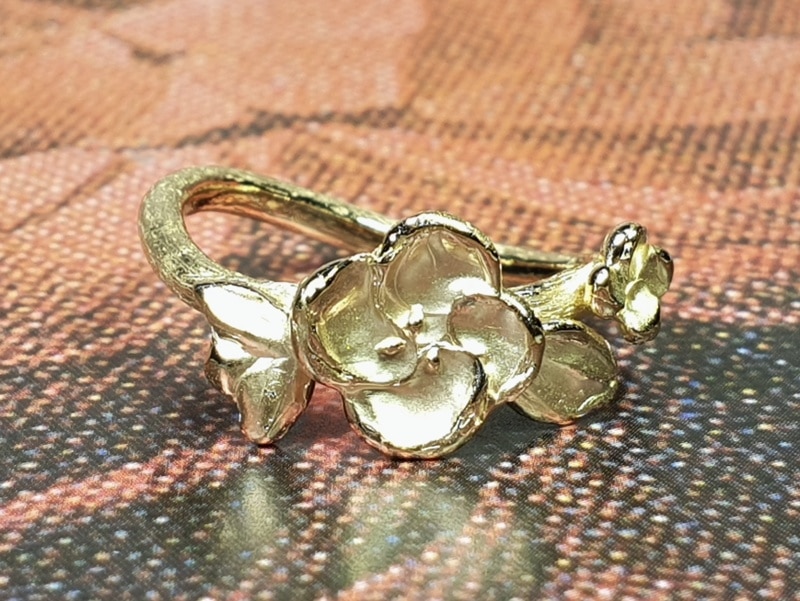 Roségouden ring Japonais, takje met bloesem. Rosé gold ring Japonais, twig with blossoms. Oogst goudsmid Amsterdam.