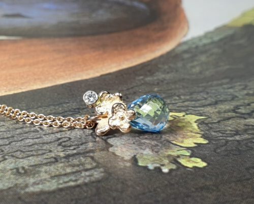 Roodgouden hanger Vergeet-me-nietje met topaas en diamant, gedenksieraad. Rose gold pendant with topaz and diamond, commemorative jewel. Oogst goudsmid Amsterdam. Independent jewellery designer