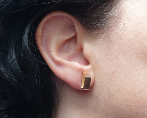Geelgouden oorsieraden Doosje hoekig. Yellow gold earrings Angular box. Oogst goudsmid Amsterdam. Independent jewellery designer.