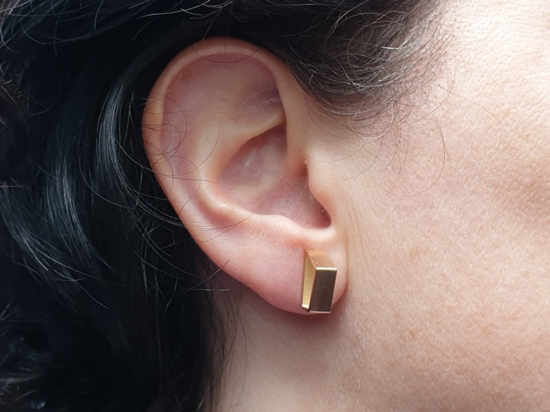 Geelgouden oorsieraden Doosje hoekig. Yellow gold earrings Angular box. Oogst goudsmid Amsterdam. Independent jewellery designer.