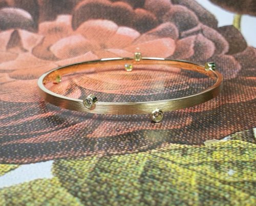 Armband Ritme, strakke rinkelband met spitse hamerslag en diamanten van eigen oud goud gemaakt. Bracelet Rhythm, minimal bangle with pointy hammering and diamonds, crafted from own heirloom gold. Oogst goudsmid Amsterdam. Independent jewellery designer Amsterdam.