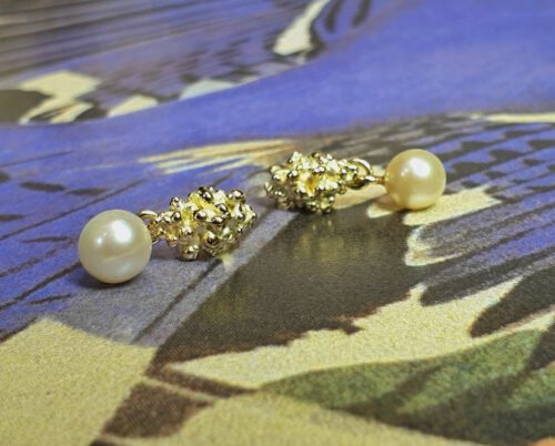 Oorsieraden Besjes, vervaardigd van eigen oud goud en eigen parels. Earrings Berries made from own heirloom gold and pearls. Oogst goudsmid Amsterdam. Independent jewellery designer Amsterdam.