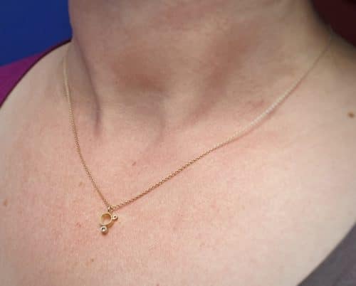Lichtpuntje, hanger geelgoud en spinel. Oogst sieraden Amsterdam
