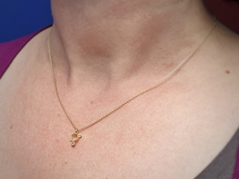 Lichtpuntje, hanger geelgoud en spinel. Oogst sieraden Amsterdam