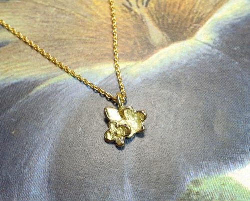 gouden bloemhanger 'Vergeet-me-nietje'. Yellow gold pendant 'Forget-me-not'. Oogst goudsmid Amsterdam