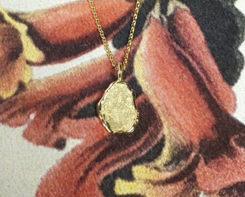 Geelgouden hanger 'Erosie'. Yellow gold pendant 'Erosion'. Oogst goudsmid Amsterdam