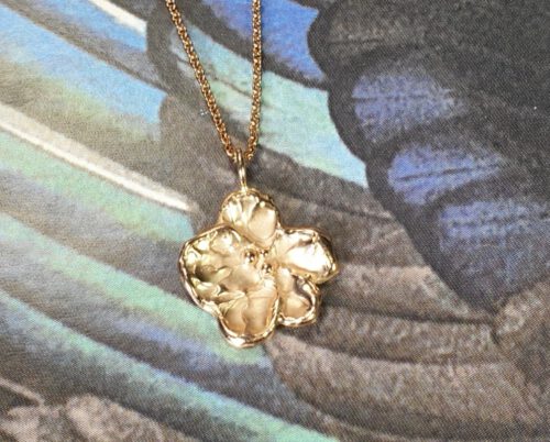 Roodgouden hanger 'Bloesem'. Rose gold pendant 'Blossom'. Oogst Amsterdam goudsmid
