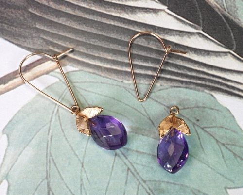 Roodgouden oorhangers 'Blaadjes' met amethist druppels. Rose gold ear pendants 'Leafs' with amethyst drops. Oogst Amsterdam ontwerp & creatie