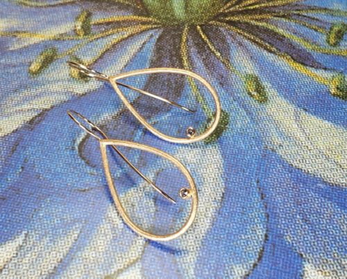 Roodgouden oorsieraden 'Druppels' met roze spinel. Rose gold earrings 'Drops' with a pink spinel.. Oogst goudsmid Amsterdam. Independent jewellery designer.
