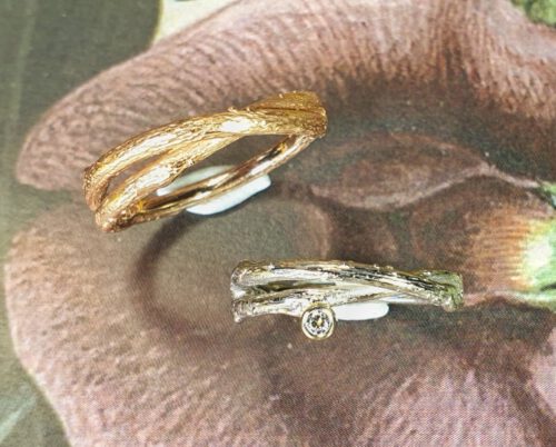 Trouwringen 'Boomgaard' Witgouden overkruist takje met diamant, roodgouden overkruist takje. Wedding rings 'Orchard'. White gold twig ring with diamond and rose gold twig ring. Design by Oogst. Goudsmid Amsterdam.