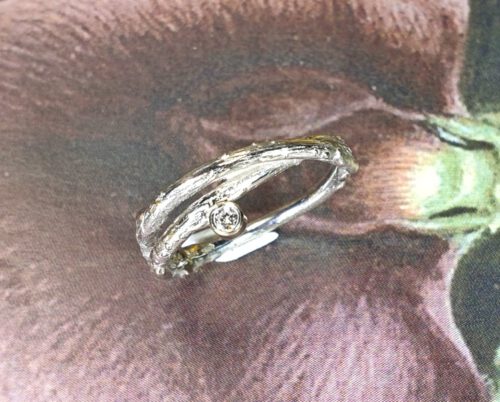 Witgouden ring 'Boomgaard' overkruist takje met 0,05 crt diamant. White gold 'Orchard' ring twig with 0,05 ct diamond. Oogst Amsterdam