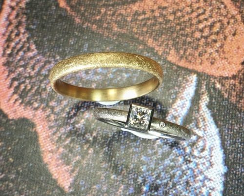 Trouwringen 'Eenvoud'. Witgouden ring met princess cut diamant en roségouden ring. Wedding rings 'Simplicity'. White gold ring with princess cut diamond. Rosé gold ring. Oogst goudsmid Amsterdam.