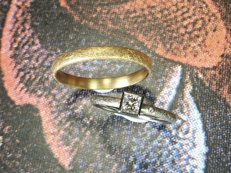 Trouwringen 'Eenvoud'. Witgouden ring met princess cut diamant en roségouden ring. Wedding rings 'Simplicity'. White gold ring with princess cut diamond. Rosé gold ring. Oogst goudsmid Amsterdam.
