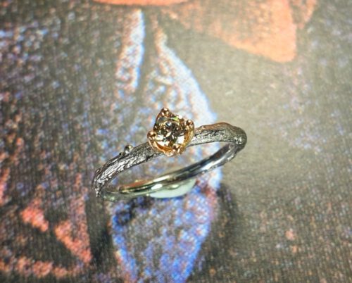 Verlovingsring witgouden takje met diamant in roodgouden chaton. Boomgaard. Engagement ring white gold twig with diamond and rose gold setting. orchard. Design by Oogst Goudsmid Amsterdam