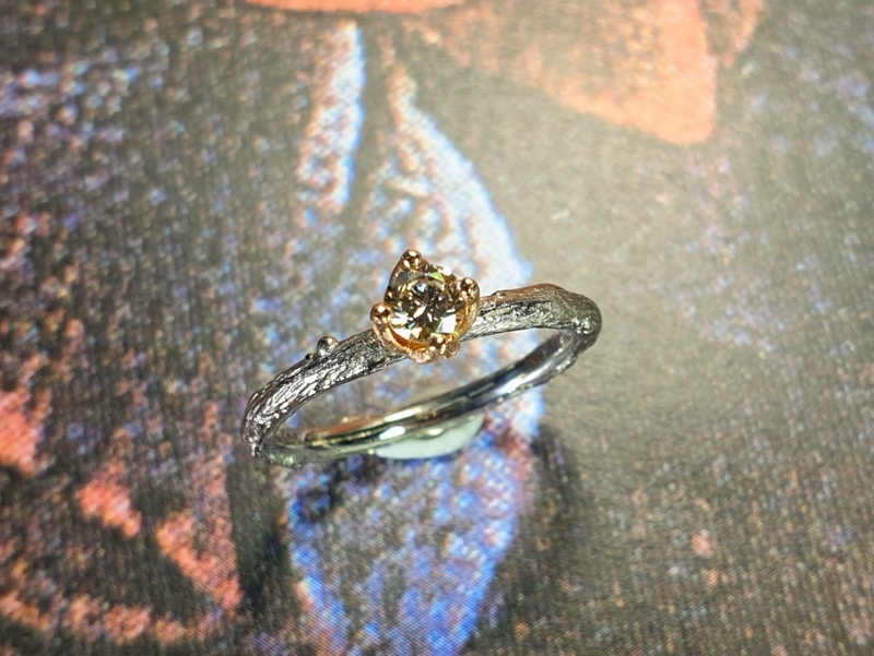 Verlovingsring witgouden takje met diamant in roodgouden chaton. Boomgaard. Engagement ring white gold twig with diamond and rose gold setting. orchard. Design by Oogst Goudsmid Amsterdam