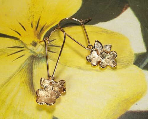 Roodgouden oorsieraden 'In bloei' aan lange haak. Rose gold earrings 'In Bloom' on a long hook. Oogst Amsterdam.