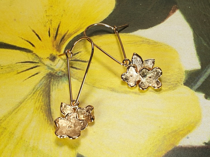 Roodgouden oorsieraden 'In bloei' aan lange haak. Rose gold earrings 'In Bloom' on a long hook. Oogst Amsterdam.