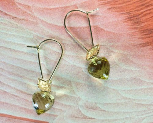 Geelgouden oorsieraden 'Boomgaard' met lemon quartz aan lange haak. Yellow gold earrings 'Orchard' with lemon quartz on a long hook. Oogst Amsterdam.