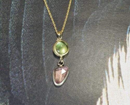 Hanger 'Verzameling' geelgoud met groene toermalijn en witgoud met paarse korund. Pendant 'Cluster' yellow gold with green tourmaline and white gold with purple korund. Bold mix of colours & cuts. Design by Oogst Amsterdam