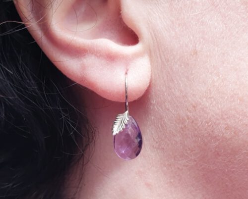 Witgouden blaadjes oorbellen met druppelvormige amethist. Whtie golden leaf earrings with dropshape amethyst. Uit het Oogst atelier Amsterdam.