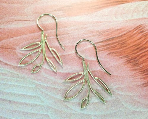 Geelgouden open blaadjes oorbellen. Yellow golden earrings with open leafs. Oogst goudsmeden Amsterdam.