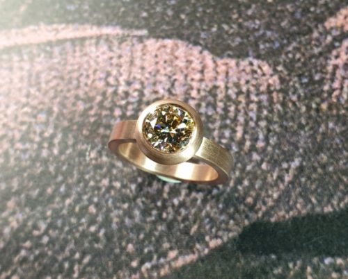 Ring 'Boleet'. Roodgouden ring met 1,5 ct diamant natural light amber in een boleet zetting. Verlovingsring. Ring 'Boletus'. Rose golden ring with 1,5 ct diamond natural light Amber. Engagement ring. Oogst Amsterdam.