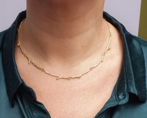 Geelgouden collier 'Boomgaard', verfijnde takjes met blaadjes en sprankelende diamant. Oogst goudsmid Amsterdam atelier.