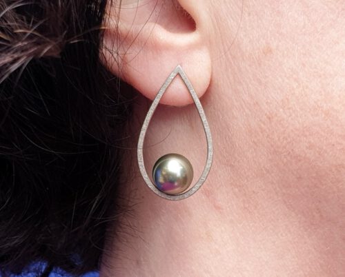Witgouden oorsieraden Druppels met Tahiti Zuidzee parels. White gold earrings with tahitian South Sea pearls. Oogst goudsmid Amsterdam