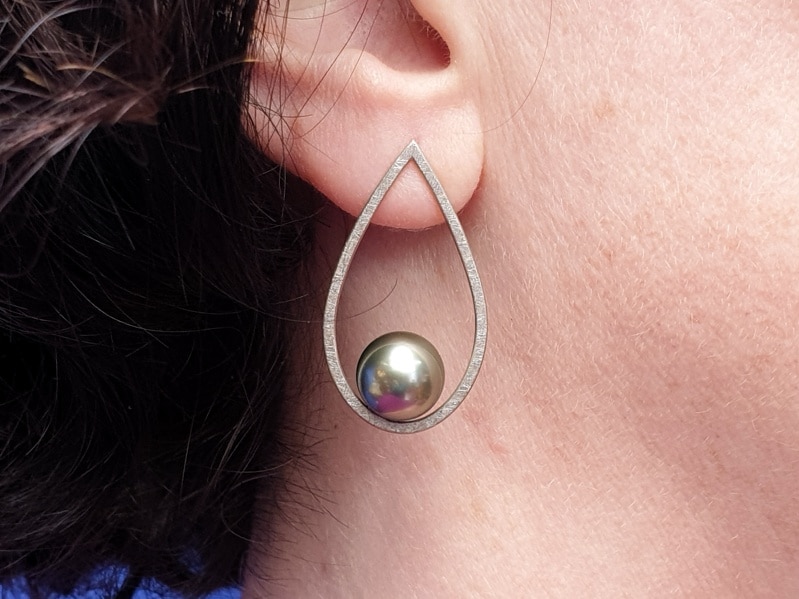 Witgouden oorsieraden Druppels met Tahiti Zuidzee parels. White gold earrings with tahitian South Sea pearls. Oogst goudsmid Amsterdam