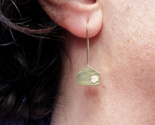 Japonais oorsieraden Geelgouden huisje met roodgouden bloesem. Yellow gold earrings japonais House with blossom. Oogst goudsmid Amsterdam