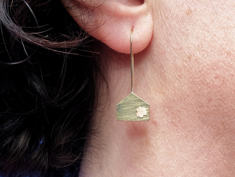 Japonais oorsieraden Geelgouden huisje met roodgouden bloesem. Yellow gold earrings japonais House with blossom. Oogst goudsmid Amsterdam