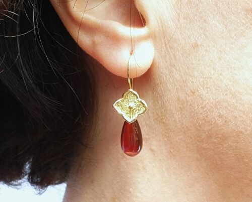 Geelgouden kamon met granaat pampels japonais. Yellow gold earrings kamon with garnet drops Oogst Amsterdam