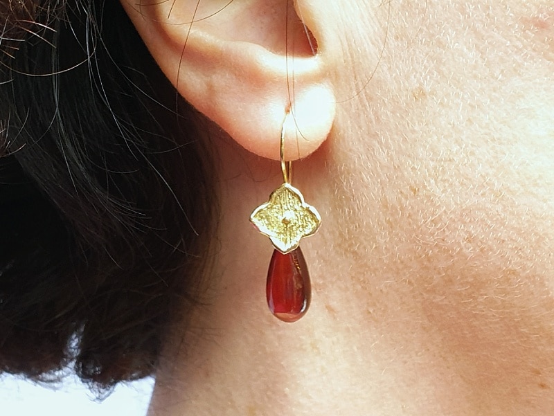 Yellow gold earrings 'Kamon' with garnet drops. Design by Oogst Amsterdam