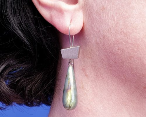Witgouden oorsieraden met labradoriet pampels. White golden earrings with labradorite. Oogst goudsmeden Amsterdam.