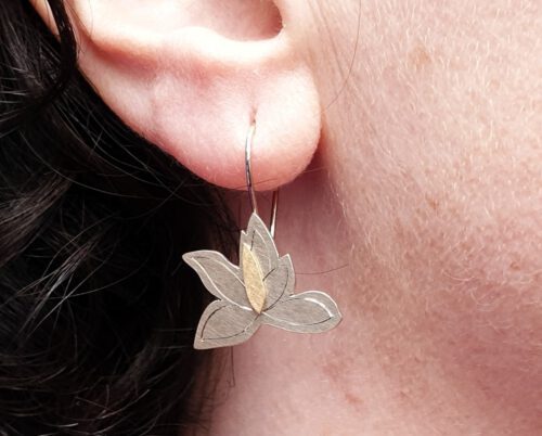 Witgouden Magnolia oorsieraden met handgravure en geelgouden details. White gold magnolia earrings with hand engraving and yellow gold details. Oogst goudsmid Amsterdam